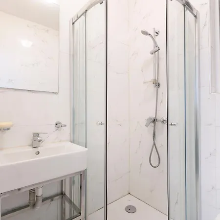 Appartement 4br In Prime Location Just Off The Promenade By 360 Estates *