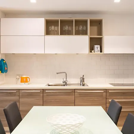 Апартаменты 4br In Prime Location Just Off The Promenade By 360 Estates *